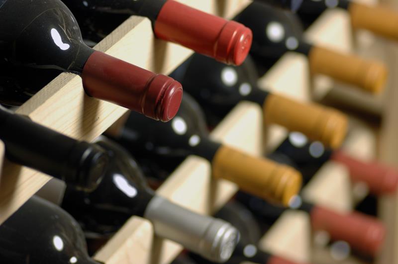 5 dicas práticas para guardar vinho em casa e conservar seu frescor