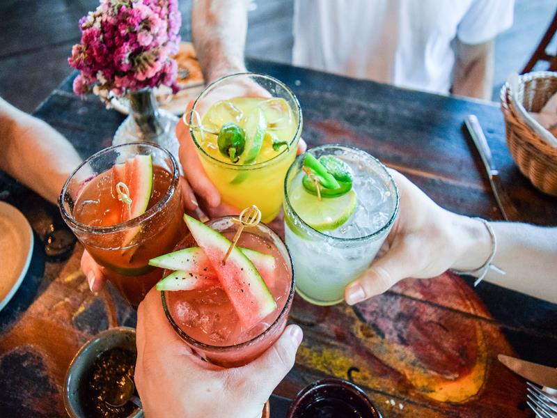 Aprenda 4 receitas práticas de drinks e coquetéis com vinho