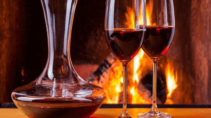 Decantar vinho: Entenda o que é e quando fazer