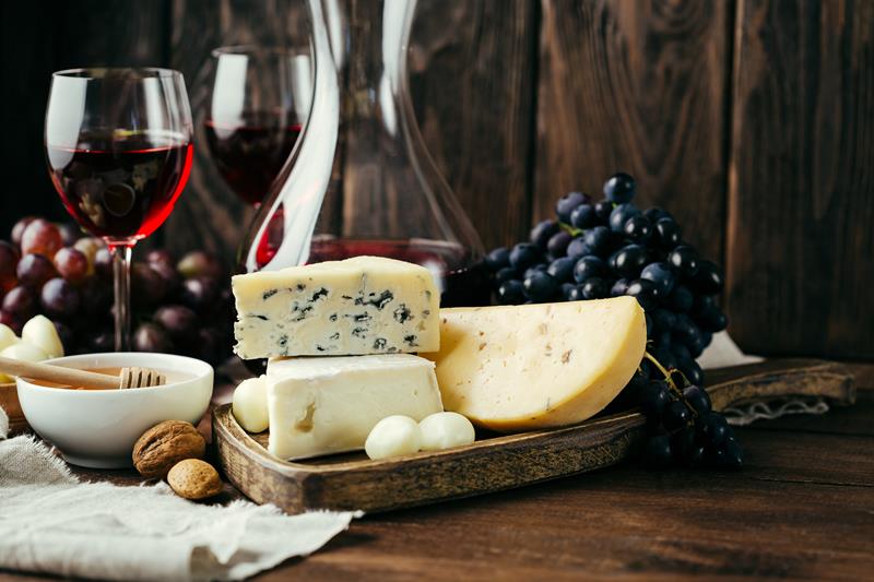 7 dicas para harmonizar vinhos e queijos